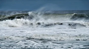 توقعات حالة البحر اليوم الثلاثاء وفقاً لآخر تحديثات خرائط الطقس الرسمية